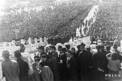 日军投降代表穿过观礼人群