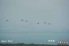 OH-58D飞越龟山岛.jpg