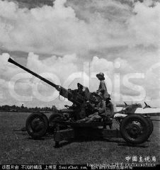 操作博福斯40mm高炮保卫机场的中国军队.jpg