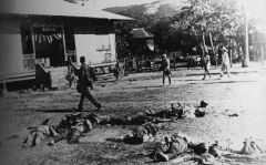 东南亚，日军营房前尸横遍野.jpg