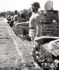 我军缴获的94超轻型坦克.jpg