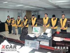 记者抓拍庭审现场却曝出惊人一幕.jpg