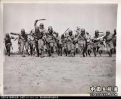大刀向鬼子们的头上砍去：美军的大刀队.jpg